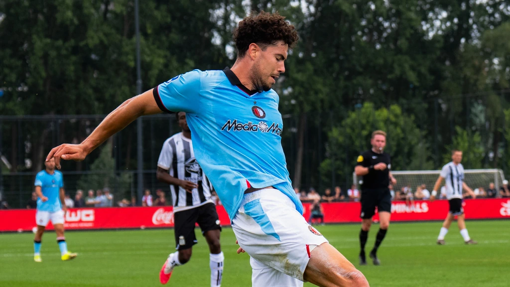Feyenoord draait achterstand om en wint oefenduel met 3-1 van Charleroi