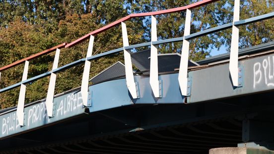 Zandwagen blijkt te hoog en botst tegen viaduct