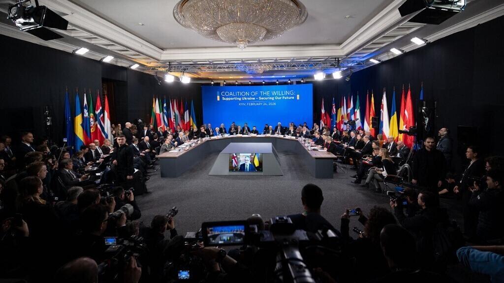 Ukraine's allies gather in Paris as Kremlin dismisses "coalition of warmongers"