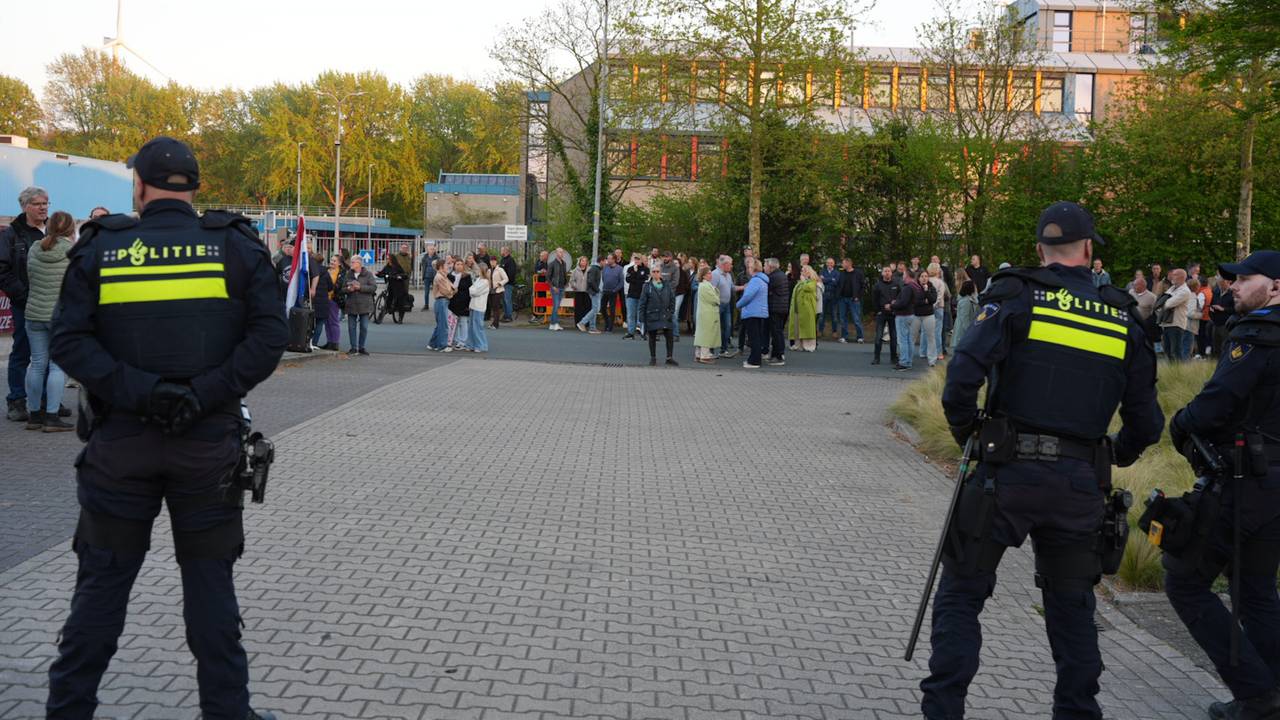 Protest tegen asielzoekers in Den Bosch: demonstranten wilden snelweg op