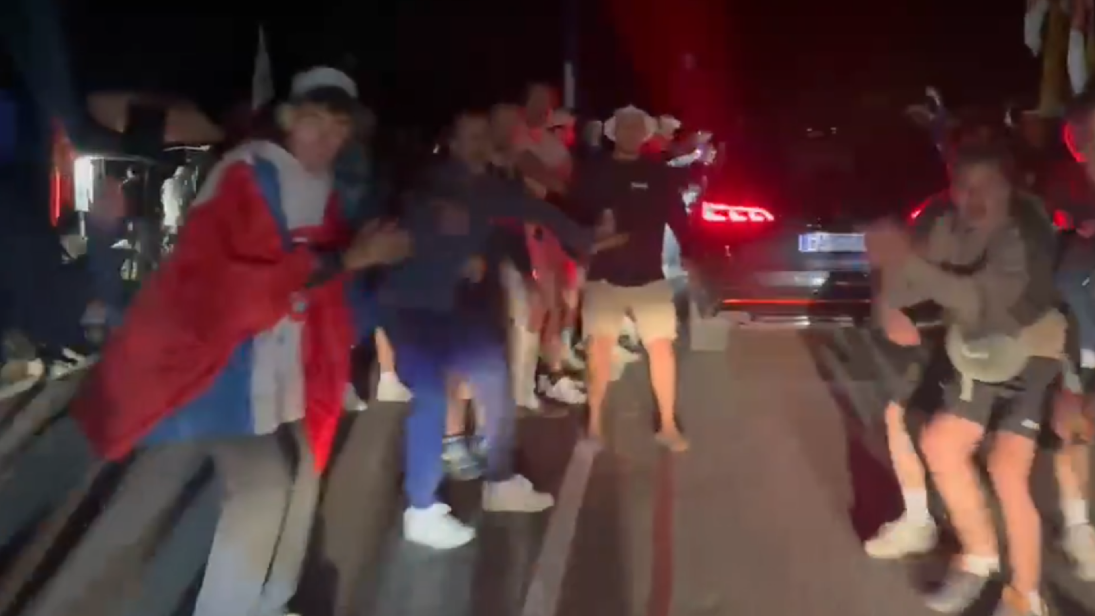 Chaos op Alpe d’Huez in aanloop naar Tour-rit: dolenthousiaste wielerfans vieren ’s nachts feest