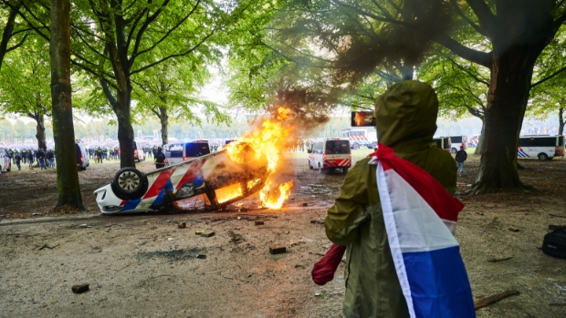 Organisator wil demonstranten stoppen, maar die laten zich niet tegenhouden: ‘Wij zijn Nederland’
