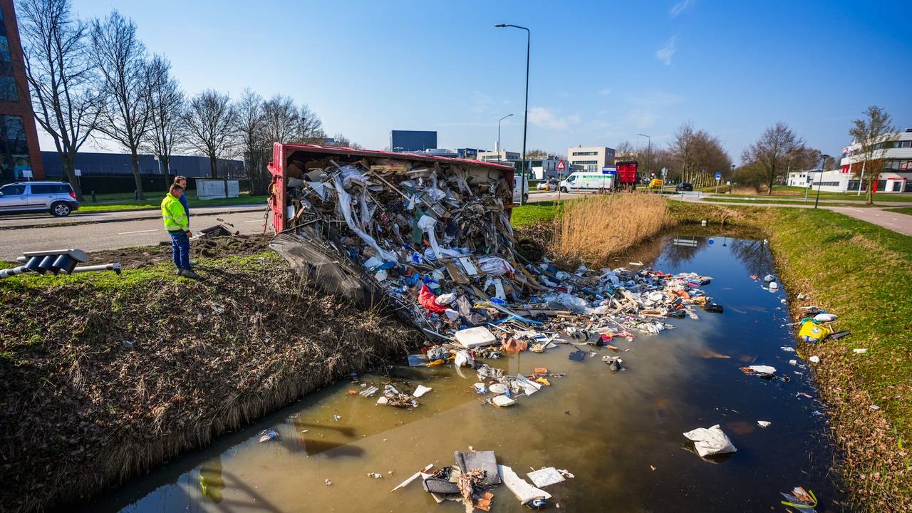 Container vol met puin valt in de sloot op industrieterrein Ekkersrijt