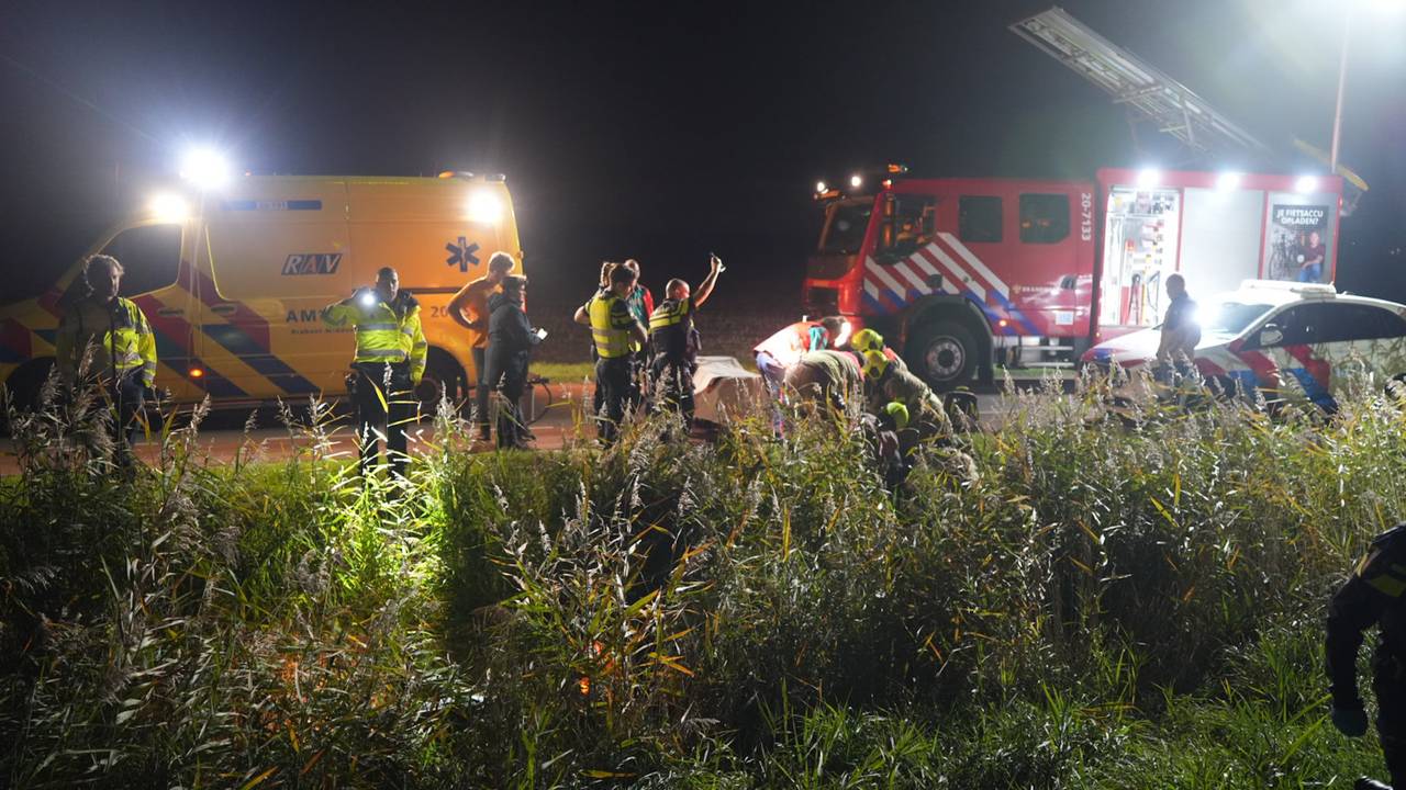 Motorrijder vliegt uit bocht en belandt in sloot