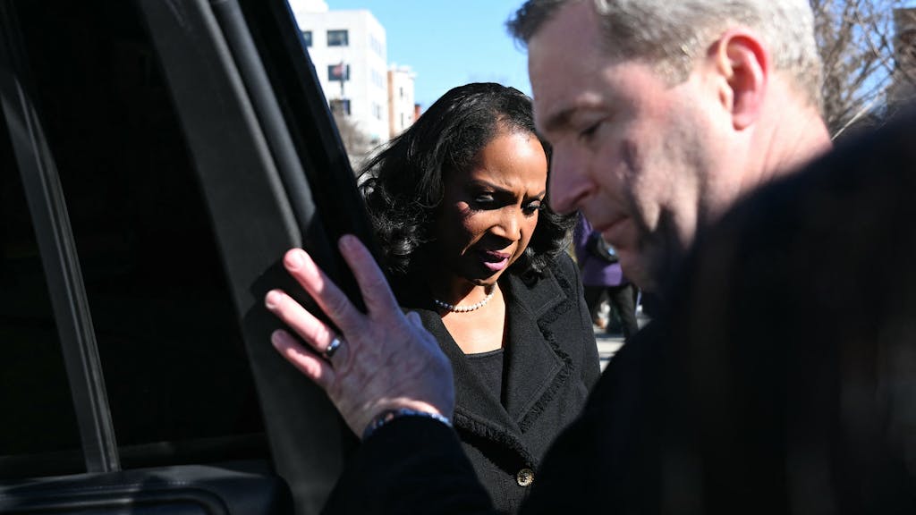Trump haalt ‘bakzeil’ tegenover Fed-bestuurder Lisa Cook, maar zint op wraak