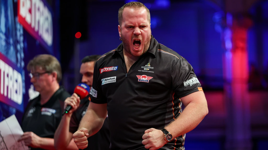 Van Duijvenbode bibbert even maar stoot door naar halve finales World Matchplay
