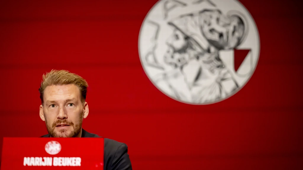 Directeur voetbalzaken Beuker vertrekt bij Ajax: 'Te groot verschil van inzicht'