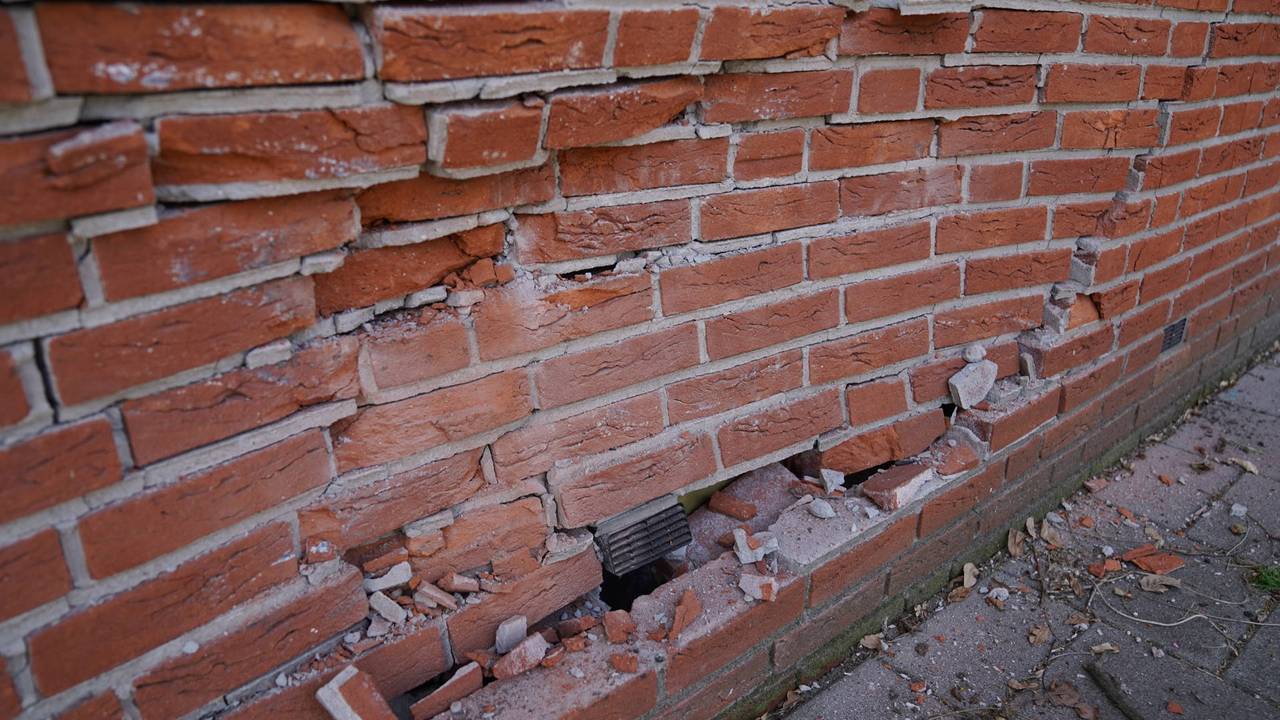 Vrouw rijdt tegen gevel van huisartsenpraktijk in Vught aan, kamer afgezet