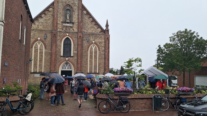 Aardenburgse katholieken zijn verbijsterd: het bisdom gooit hun kerk dicht en vervangt de sloten