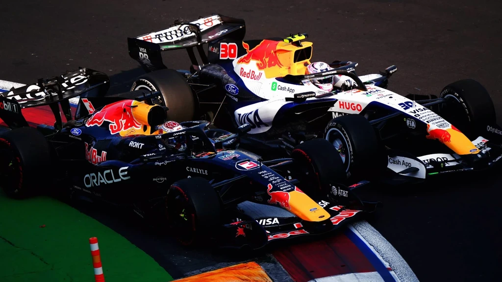 Verstappen en Lawson krijgen gridstraf na botsing in vrije training Mexico