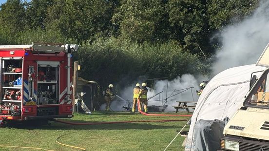 Caravan brandt af op minicamping in De Westereen
