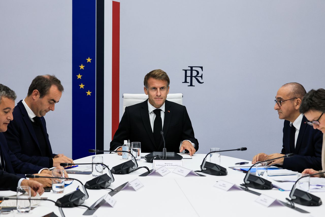 ‘Hoe kunnen Fransen dit Frankrijk aandoen?’ In tv-toespraak veroordeelt president Macron ‘ongebreideld geweld’ tijdens rellen bij demonstraties