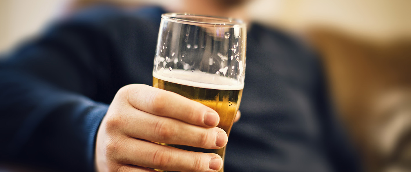 Voel je je slechter door alcohol, of drink je juist meer omdat je niet lekker in je vel zit? Nieuw onderzoek geeft antwoord