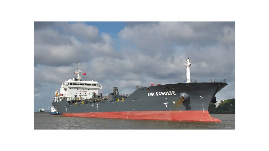 Op drift geraakte tanker op Noordzee wordt naar veilige plek gesleept