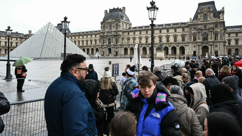 Medewerkers en gidsen Louvre opgepakt voor miljoenenfraude met tickets
