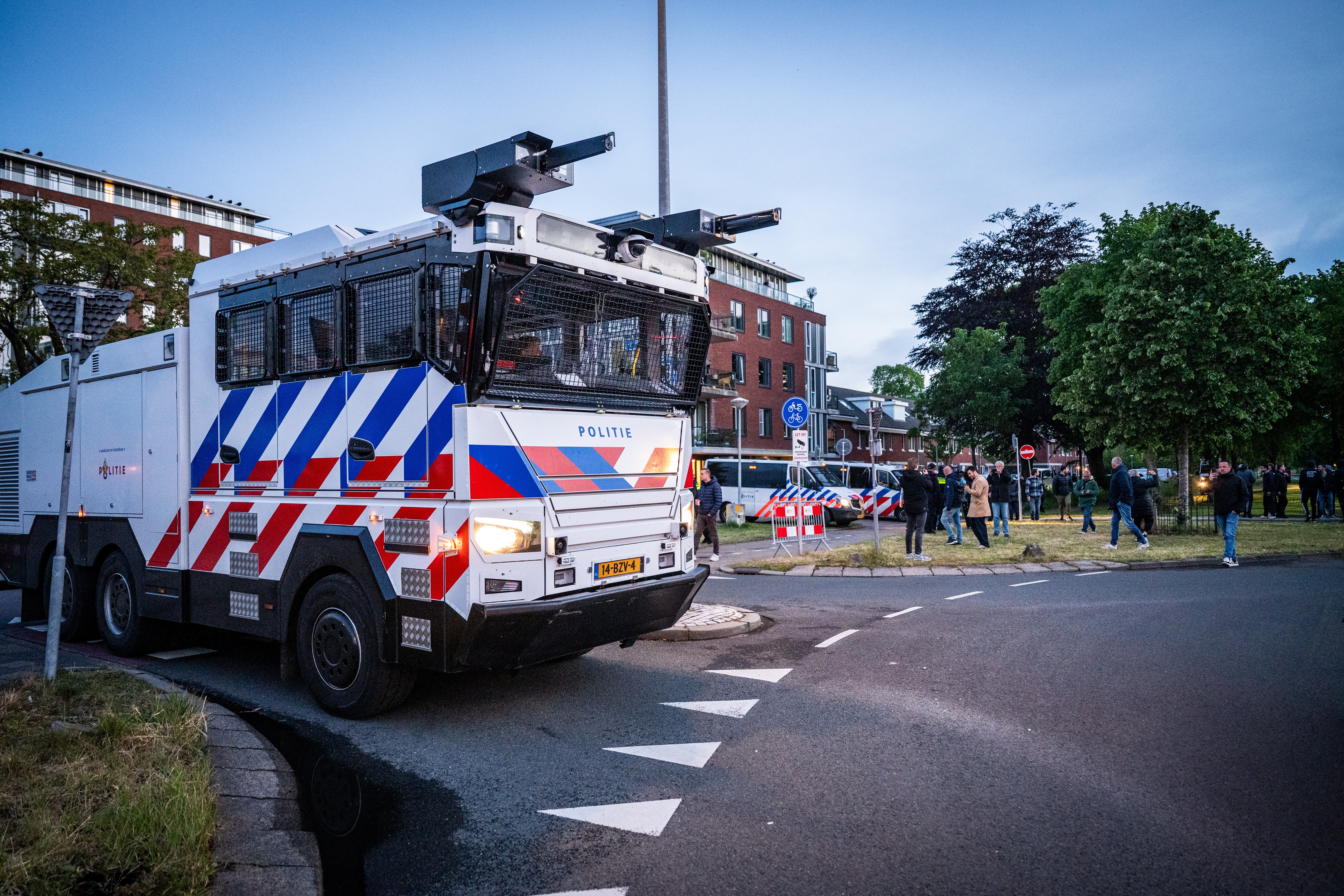 Protest tegen asielzoekers bij Loosdrecht loopt opnieuw uit de hand: waterkanon ingezet