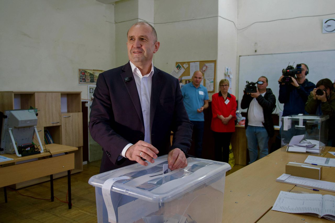 Pro-Russische Radev in de exitpolls aan kop na verkiezingen in Bulgarije