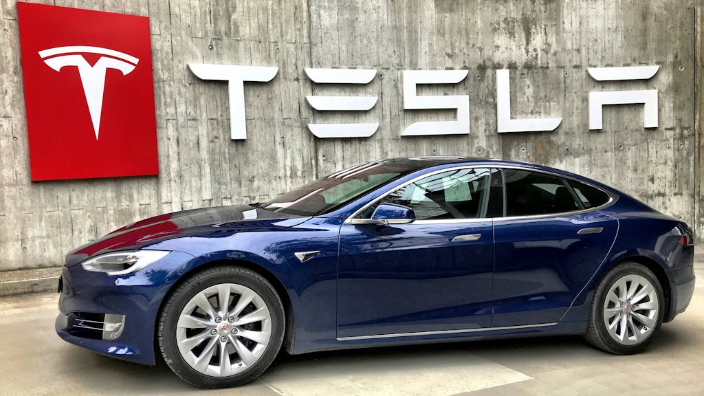 Tesla opnieuw onder vergrootglas na ongelukken met zelfrijdende auto’s