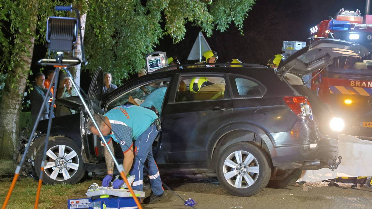 Bestuurder vlucht weg na crash, bijrijder moet uit auto worden geknipt