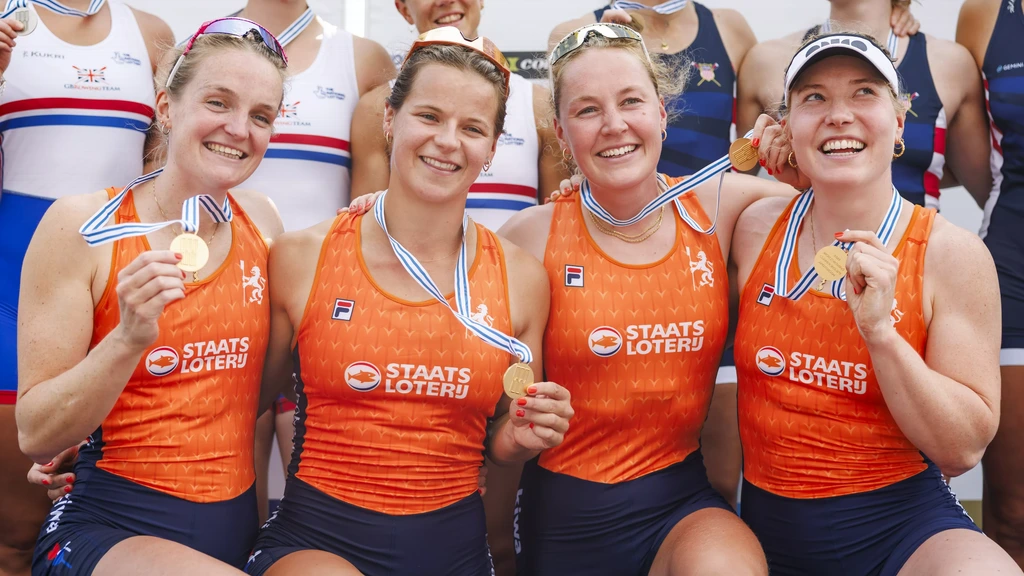 Nederlandse roeisters dubbelvier prolongeren wereldtitel, mannen naast WK-podium