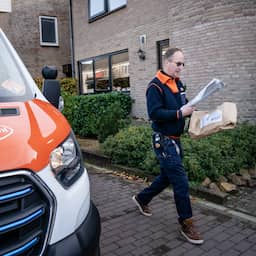 Nederlanders bestellen veel minder pakketjes uit buitenland die PostNL bezorgt
