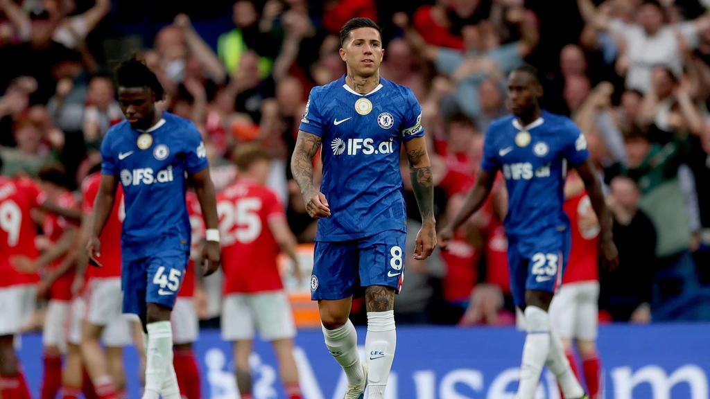 Chelsea hard onderuit tegen degradatiekandidaat Forest, twee spelers per brancard veld af