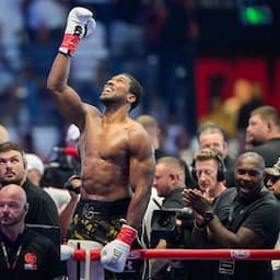 Joshua wankelt, maar wint met knock-out in eerste boksgevecht sinds auto-ongeluk