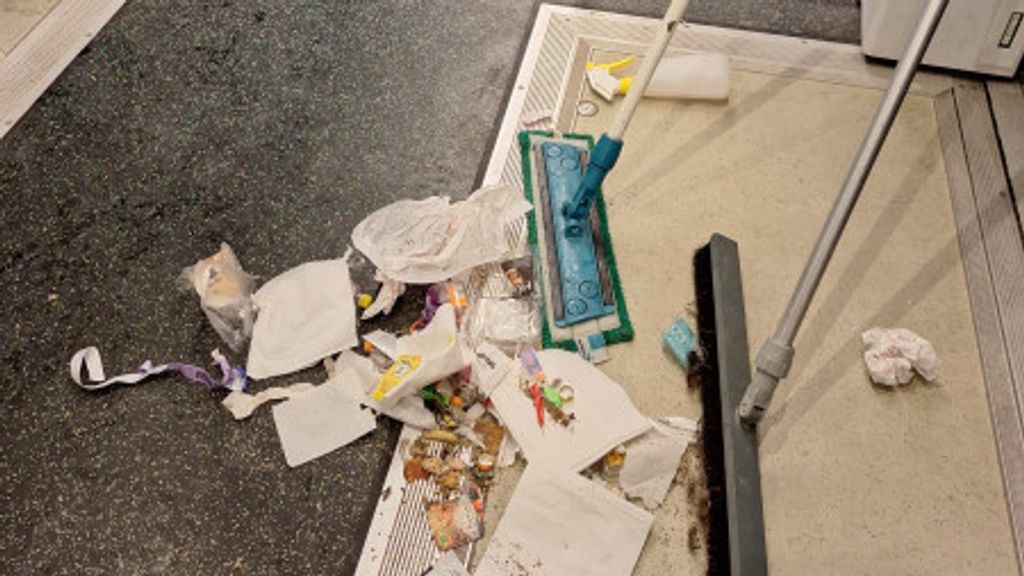 Puinhoop in de treinen door carnaval: 'Van braaksel tot blikken bier'