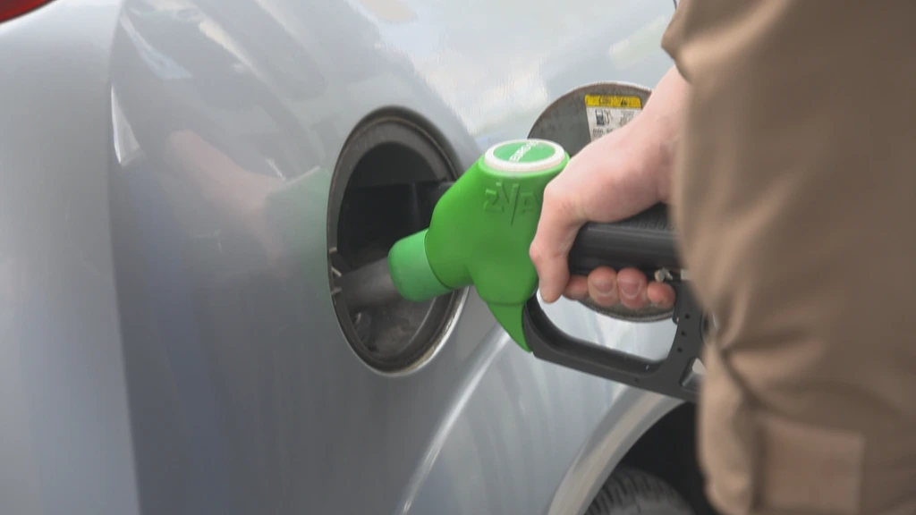 Grote aanbieders verhogen de benzineprijs morgen naar nieuwe recordhoogte