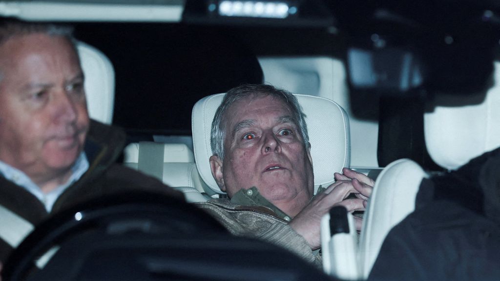 Vanochtend gearresteerde ex-prins Andrew heeft politiebureau verlaten, onderzoek gaat door