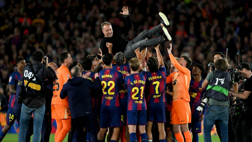 Barcelona wint El Clásico en pakt landstitel, dag van uitersten voor coach Flick