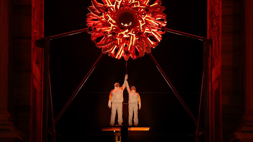 Winterspelen officieel geopend, Tomba en Compagnoni ontsteken olympische vlam