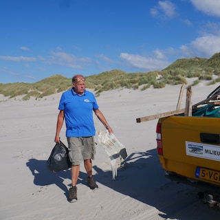 Milieujutter maakt van aangespoeld plastic nieuwe bekers en bakjes