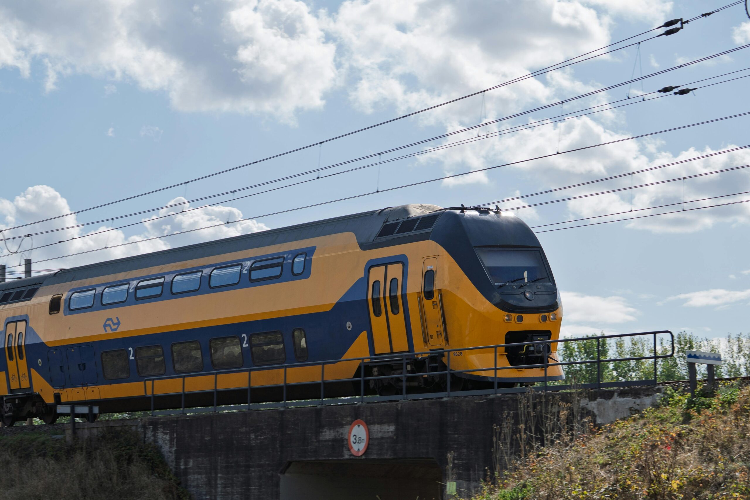 Fietser overleden na aanrijding met trein in Tynaarlo