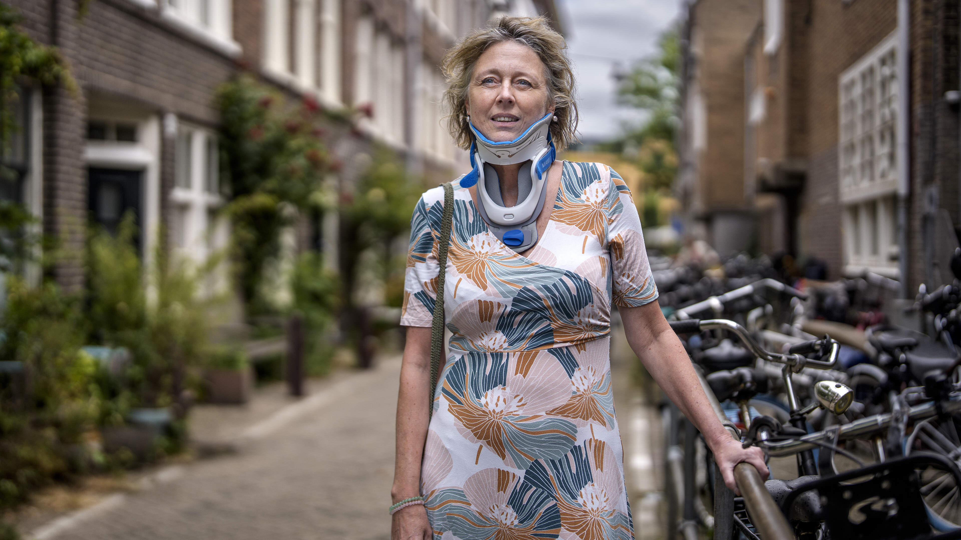 Sabine (56) kreeg op straat bankstel op haar hoofd en brak haar nek op drie plaatsen: ’Bizar dat ik dit heb overleefd’