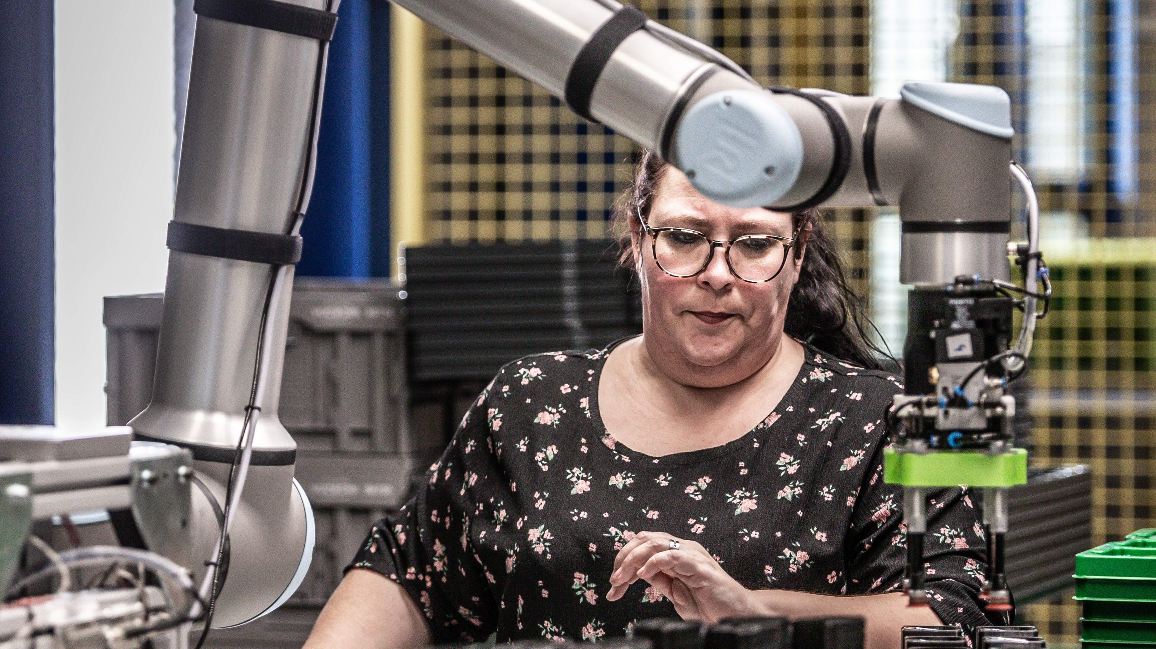 Bedrijven gooien het over een andere boeg: meer geld naar robots en AI, minder naar personeel