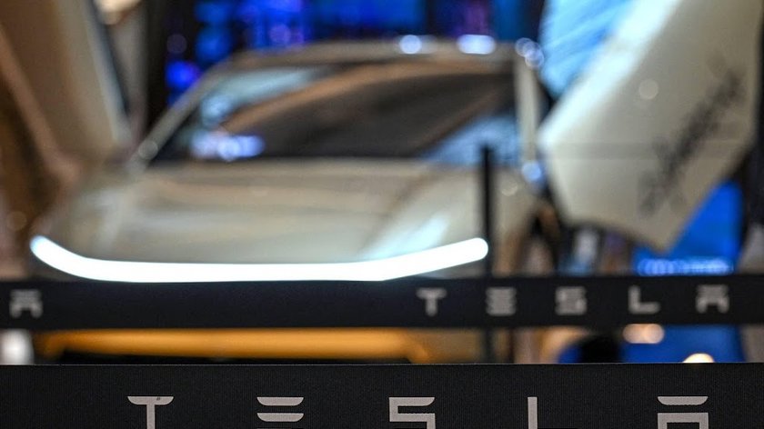 Tesla ziet winst fors zakken, maar verrast markt positief