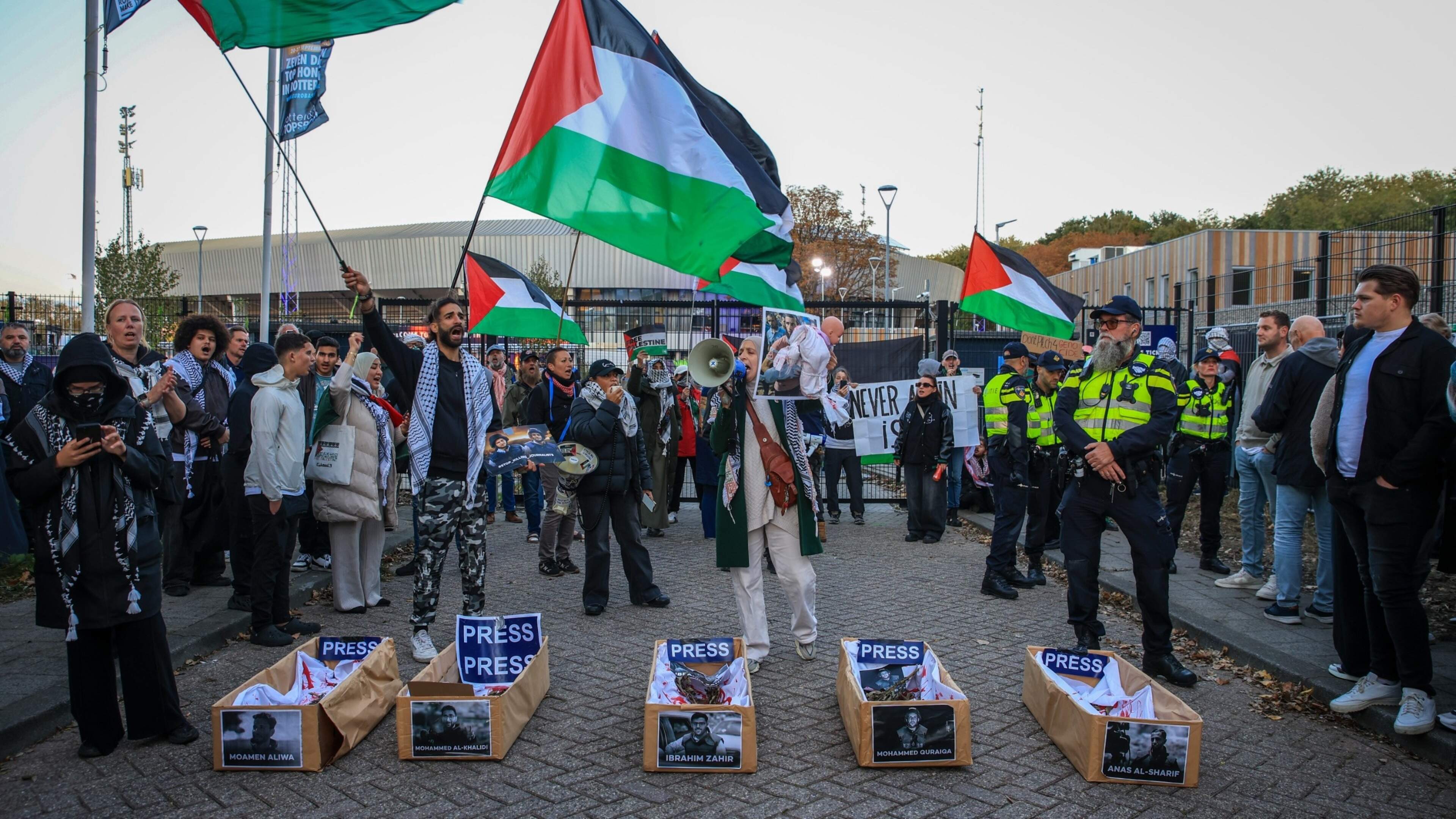 Pro-Palestijnse betogers blokkeren ingang stadion EK honkbal