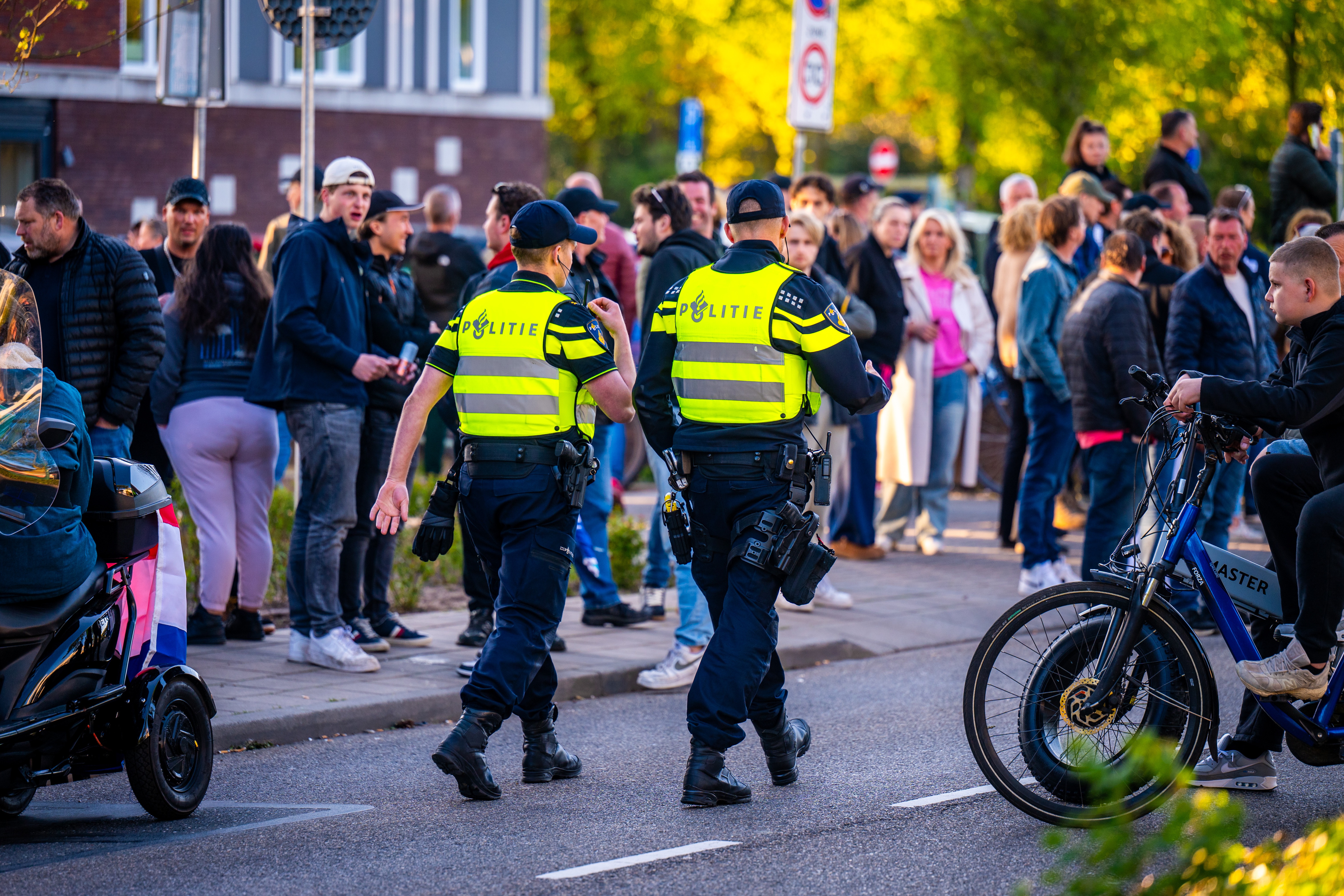 Politiechef reageert op gewonde agent bij rellen in Loosdrecht: ‘Er is opzettelijk over zijn voet gereden’