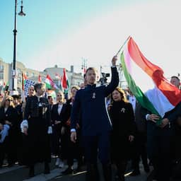 In beeld | Tienduizenden Hongaren bij verkiezingsmarsen Orbán en Magyar