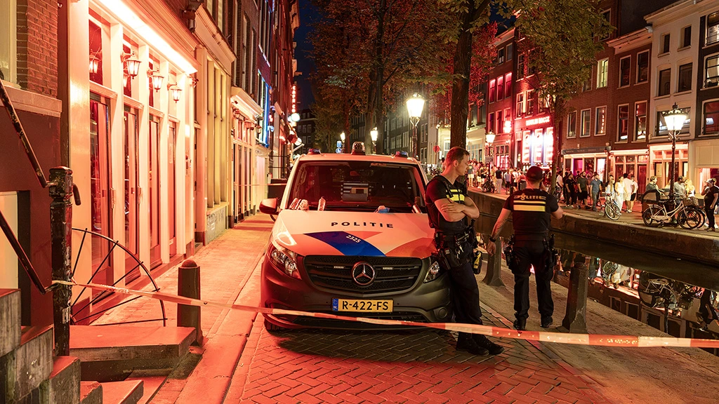 Politie houdt grote actie tegen mensenhandel in Amsterdamse rosse buurt, vier aanhoudingen
