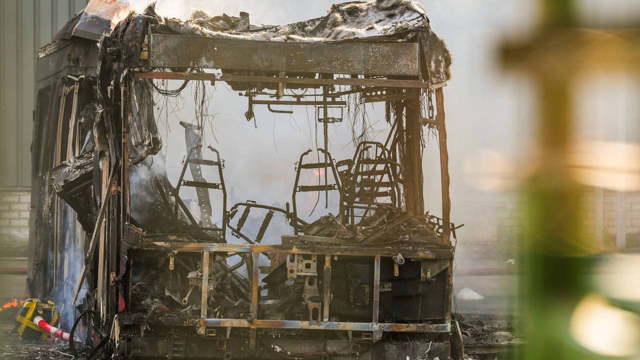 Elektrische bus uitgebrand in Valkenswaard, omgeving tijd lang afgesloten