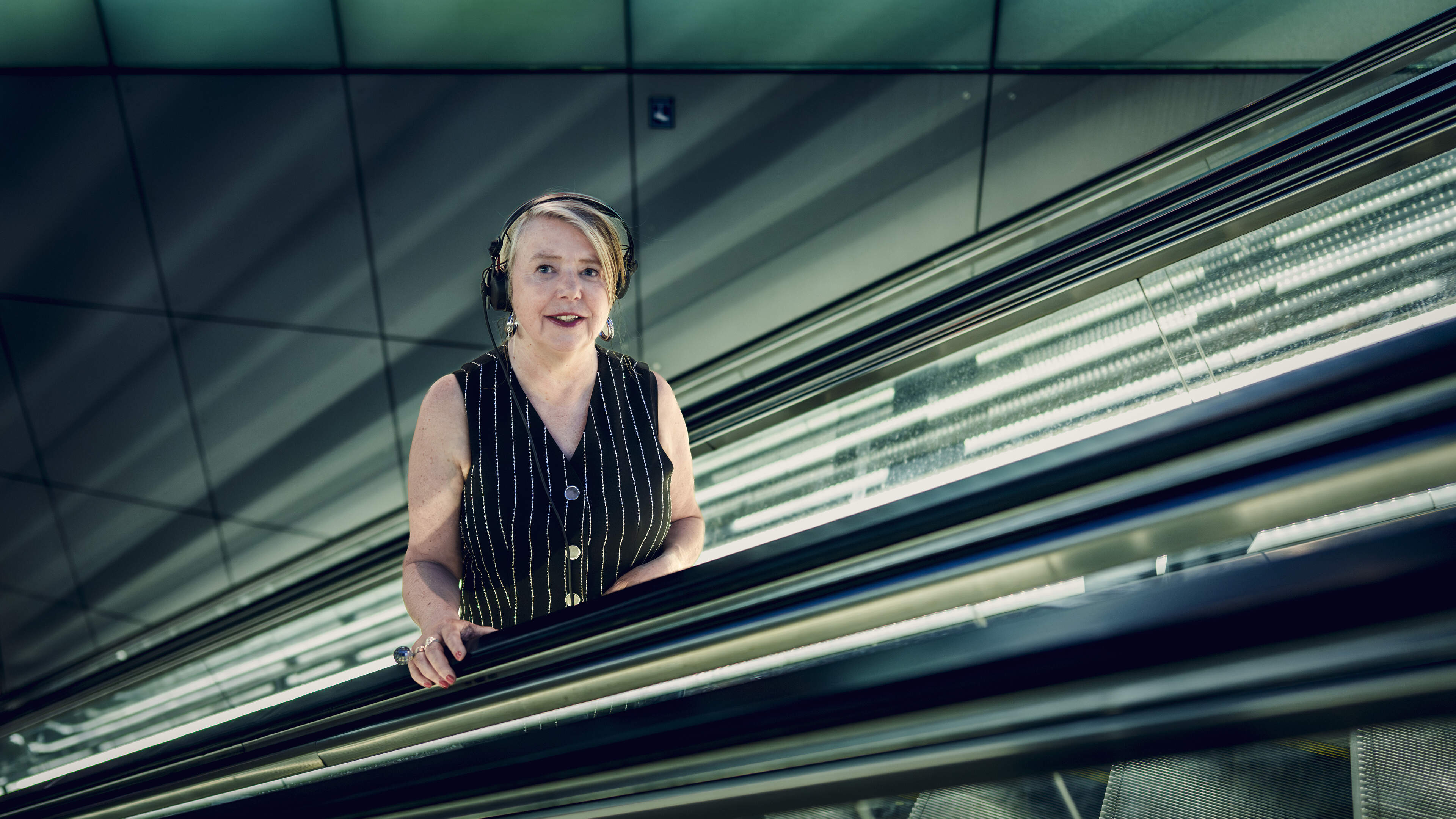 Esther (61) is DJ-Je Moeder: ’Mijn tourmanager beschermt mij tegen te opdringerige mannen’