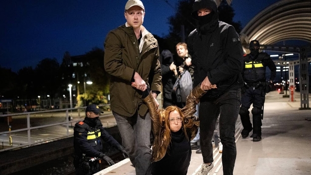 Alle activisten bij Amsterdam Centraal van spoor gehaald