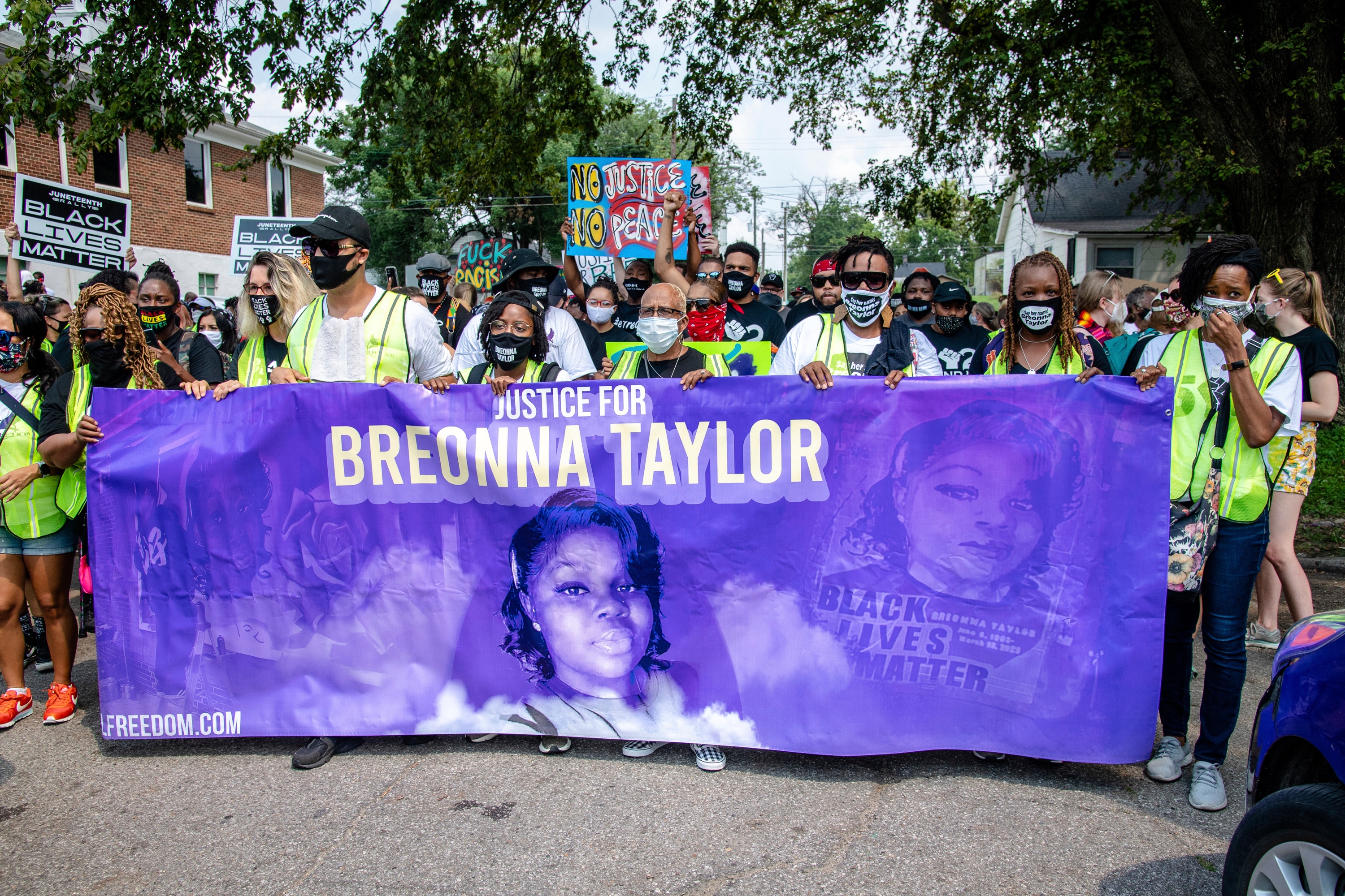 Federal prosecutors ask to dismiss charges against officers in Breonna Taylor raid