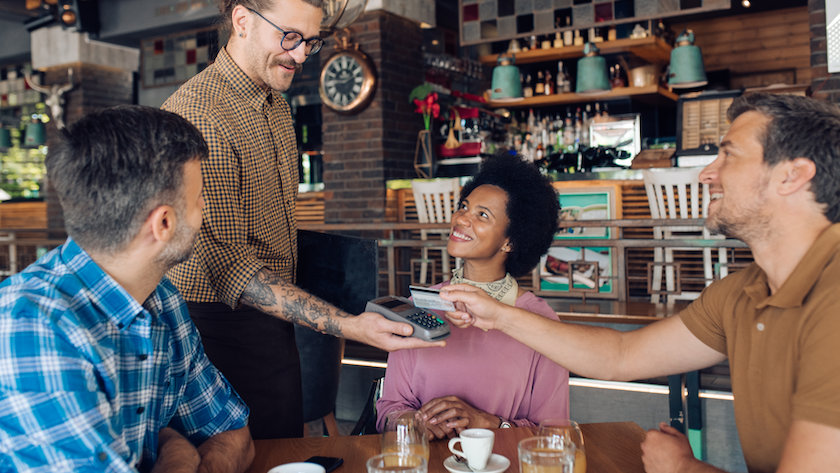 Vijf of tien procent: hoe bepaal je wat een gepaste fooi is in de horeca? ‘Wie aardig is verdient meer’