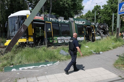 Twintig gewonden nadat tram ontspoort en tegen mast crasht in Berlijn