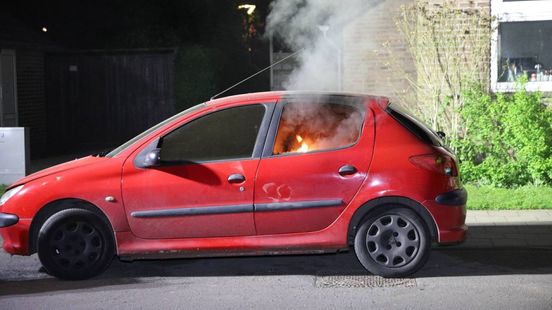 Brand op achterbank auto