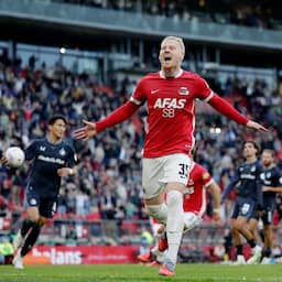 Koploper Feyenoord morst eerste punten door late penalty in spektakelstuk bij AZ