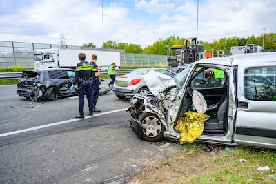 Drie zwaargewonden bij botsing tussen vrachtwagen en auto’s op A16 bij Prinsenbeek